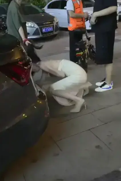 太惊悚！《白衣女子被抓头发跳河》画面流出，小三当街被扯发拖行，跳入河中瞬间揪心！白衣女子跳河事件全揭秘！