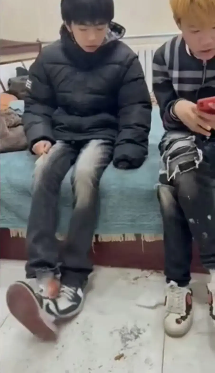《校园轻奢男孩》热门事件全揭秘！轻奢二人组事件前因后果未删减视频，免费在线观看，1080P高清画质畅享！