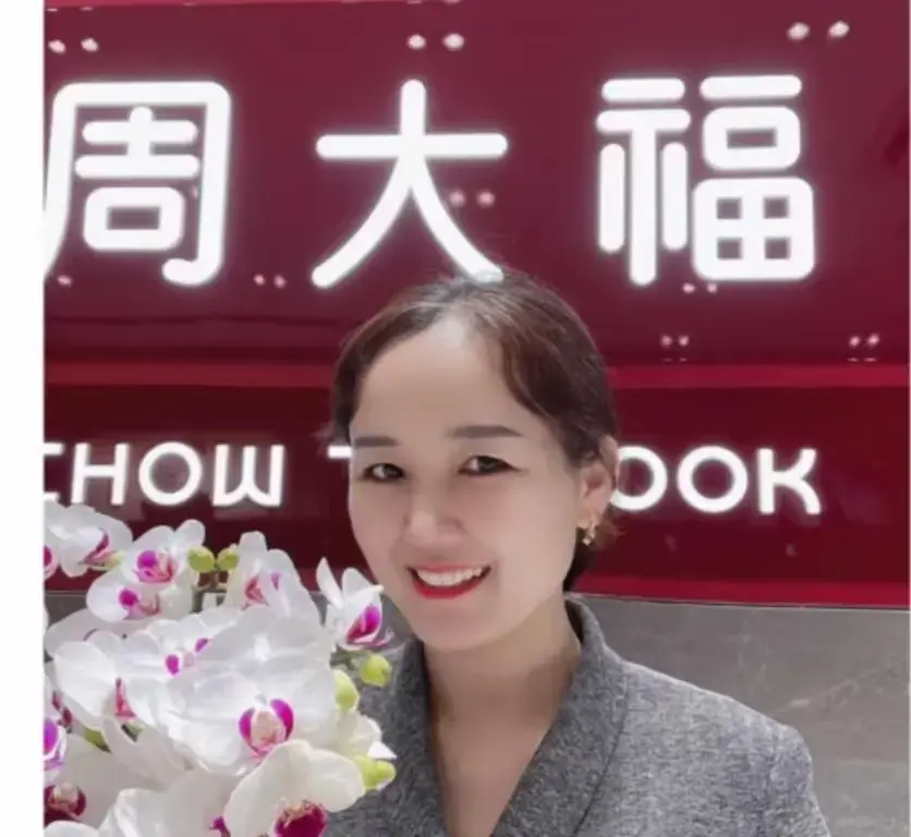 《周大福金店一拖三事件》来袭，射阳门店突发一拖三，附完整版视频免费提取，速来！
