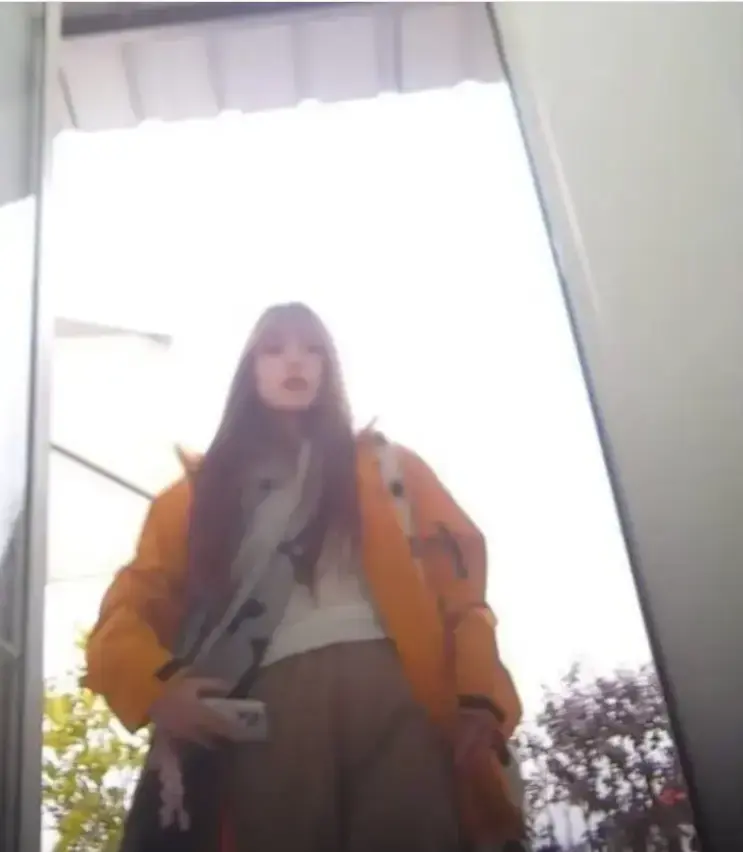 免费观看《抖音木木冲锋衣厕所vlog》，网红木木身着木木冲锋衣现身海岛厕所，开启海岛度假别样之旅！