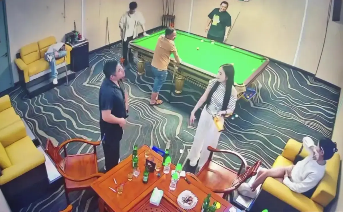 免费看《海口台球厅2V5》，体验助教2V5男女对战刺激场面，1080P高清画质流畅不卡顿！