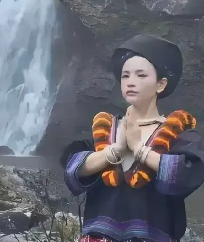 《苗族瀑布女孩》1080P高清全集无删减在线看，樱花动漫、VS影院畅享，网盘免费分享资源！