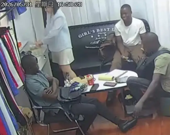 想看《三个黑人买衣服 》中三英战吕布情节？美女老板娘精彩表现，服装店监控全记录，1080P高清播放！