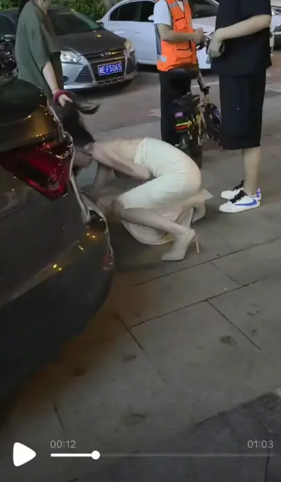 直击现场！《白裙女子被抓头发跳河》抓小三引发坠河意外，白裙女子跳河求生后续揭秘，免费观看不卡顿！