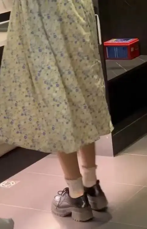 《元歌碎花裙合集》- 甜系vlog展现日系少女风碎花裙，元歌镜头捕捉精彩，132GB大容量收藏版无删减，夸克下载持续有效！