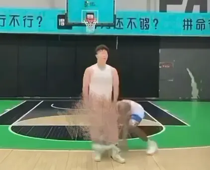 《牛教练的裤子》里黑哥大胆偷袭牛教练，扯下裤子甩两圈